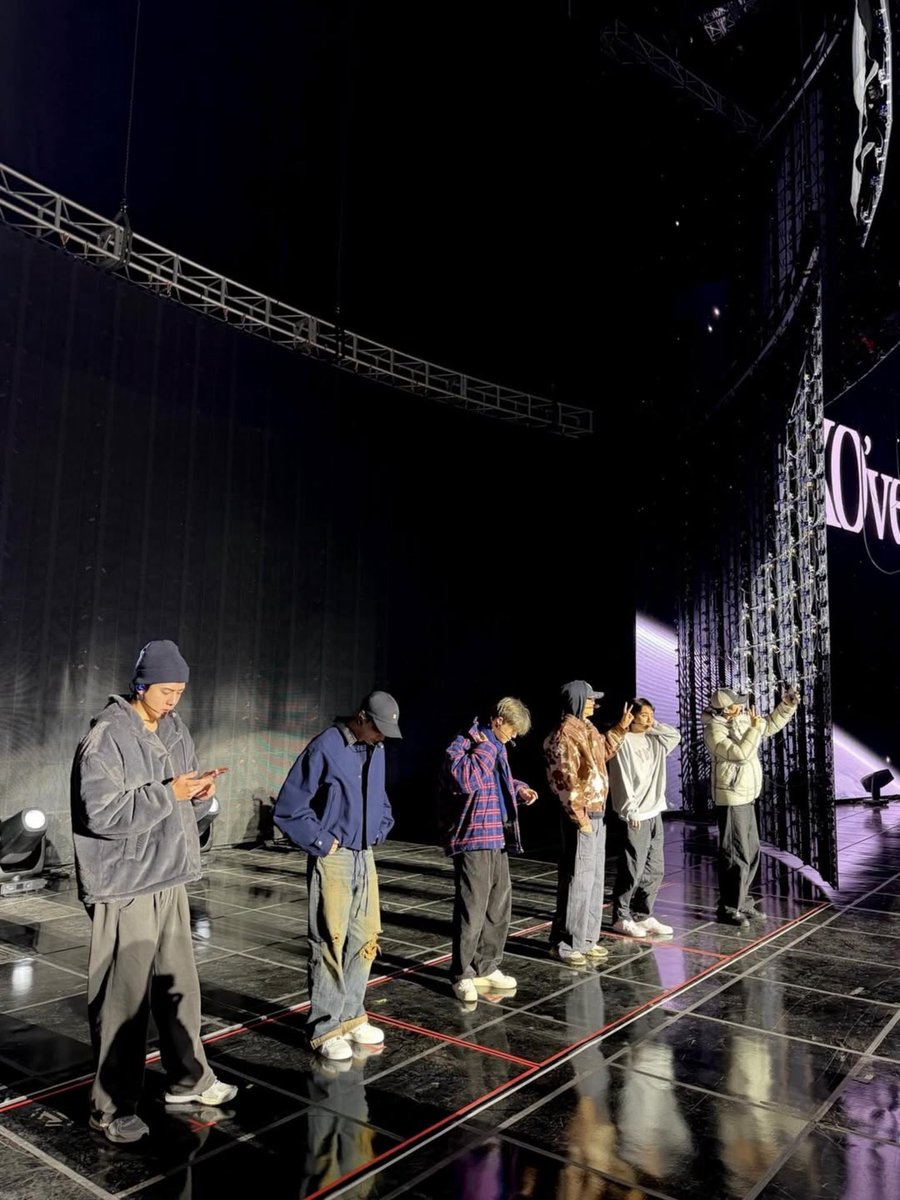 best_in_seoul's tweet image. ตอนซ้อมงานมีตยังมี 6 อะ ทุกคนมารู้วันงานจริงๆ 😭