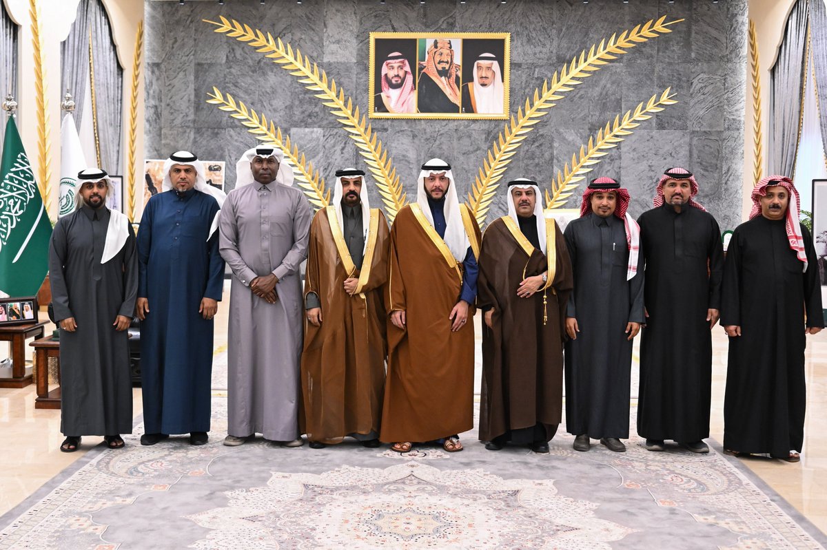 سمو #محافظ_الطائف الأمير #سعود_بن_نهار يلتقي رئيس مجلس إدارة رابطة الهواة لكرة القدم بالطائف أ.مطلق الحارثي وأعضاء الرابطة ، بحضورمدير مكتب وزارة الرياضة بالطائف أ.عبد الله الزايدي.
..اطلع-سموه-على تقرير عن الأعمال والخطط المستقبلية ، والتعاون المشترك مع الجهات الحكومية .