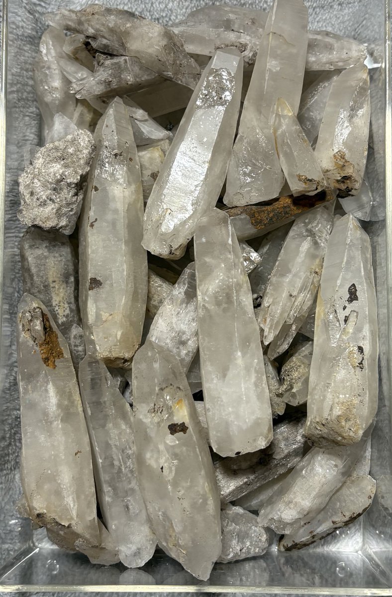 Al2o3_pinkruby's tweet image. 我が家鉱山
愛知県設楽町津具村　白鳥山
場所によって　バケツに溢れるほど　持ち帰っていました
今はハイキングコースとして入山できますが　採集は禁止