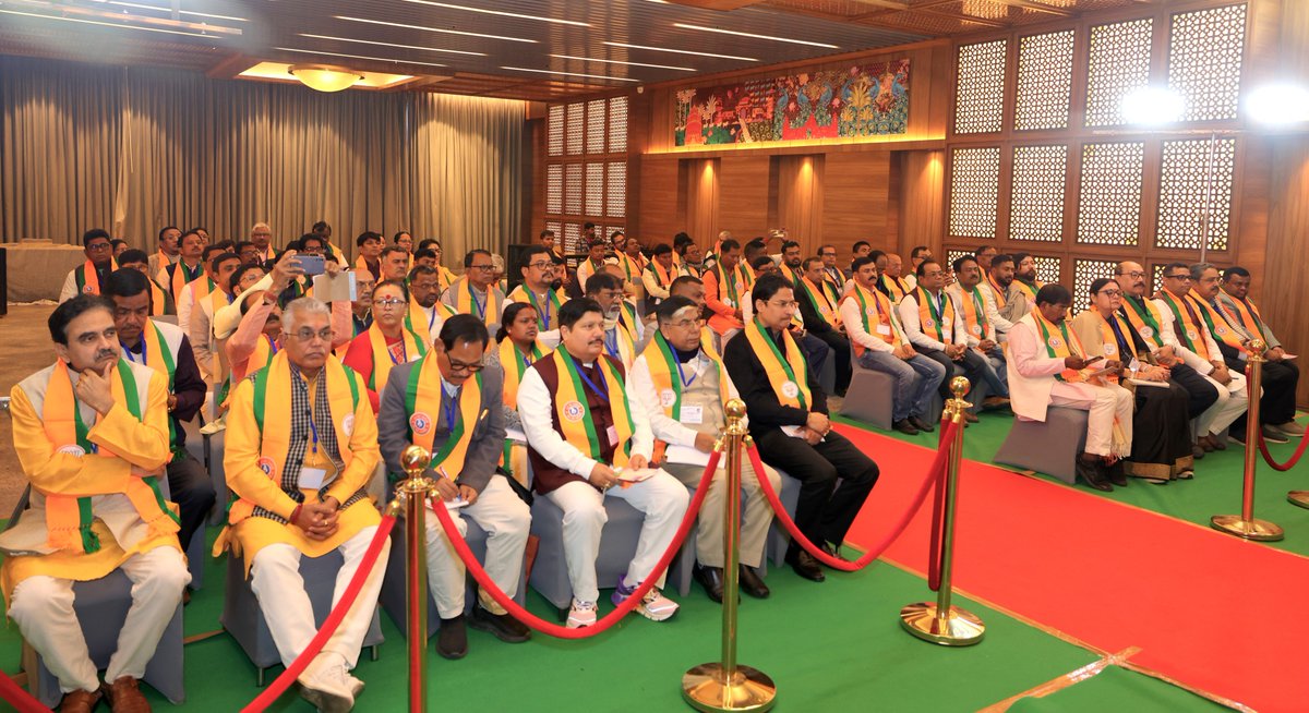 आज कोलकाता में <a href="/BJP4Bengal/">BJP West Bengal</a> के सांसदों, विधायकों के साथ आगामी चुनाव को लेकर बैठक की।

स्वाधीनता संग्राम से लेकर धार्मिक पुनर्जागरण का केंद्र रहा पश्चिम बंगाल आज TMC की तुष्टीकरण की राजनीति के कारण घुसपैठियों का अड्डा बन गया है। भाजपा का एक-एक कार्यकर्ता इस विधानसभा चुनाव में