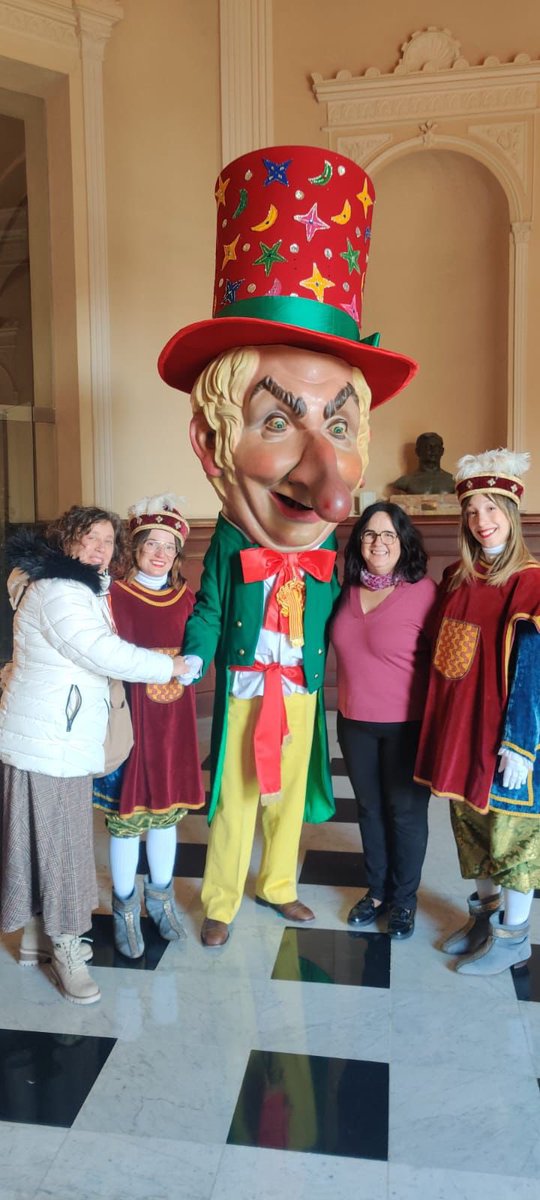 esquerratgn's tweet image. 🥳 Tarragona surt a rebre l’Home dels Nassos per acomiadar el 2025.

Petits i grans hem gaudit una vegada més d’aquest dia tan especial que permet dir adeu a l’any amb alegria, música i festa al carrer.