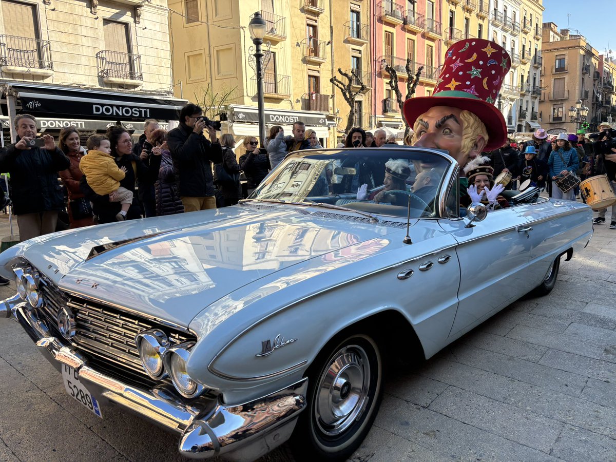 esquerratgn's tweet image. 🥳 Tarragona surt a rebre l’Home dels Nassos per acomiadar el 2025.

Petits i grans hem gaudit una vegada més d’aquest dia tan especial que permet dir adeu a l’any amb alegria, música i festa al carrer.