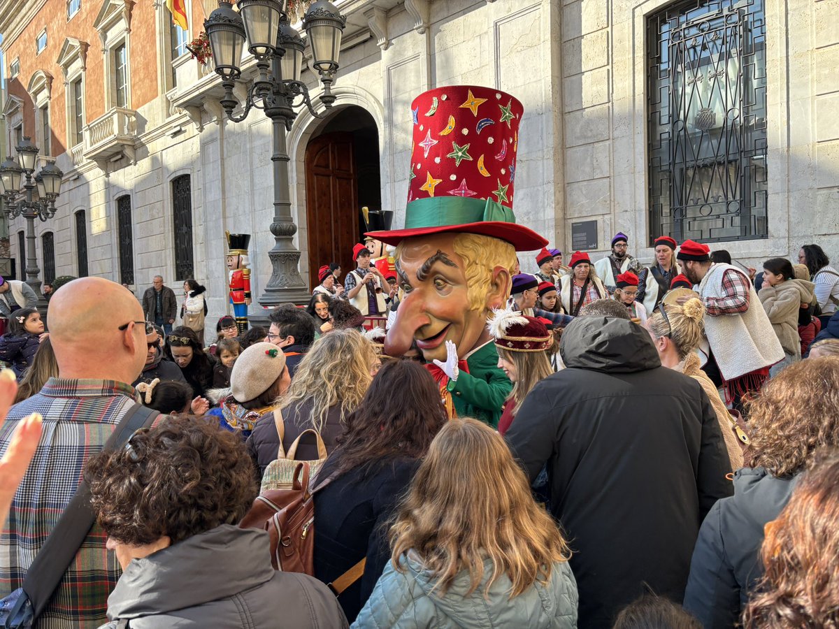 esquerratgn's tweet image. 🥳 Tarragona surt a rebre l’Home dels Nassos per acomiadar el 2025.

Petits i grans hem gaudit una vegada més d’aquest dia tan especial que permet dir adeu a l’any amb alegria, música i festa al carrer.