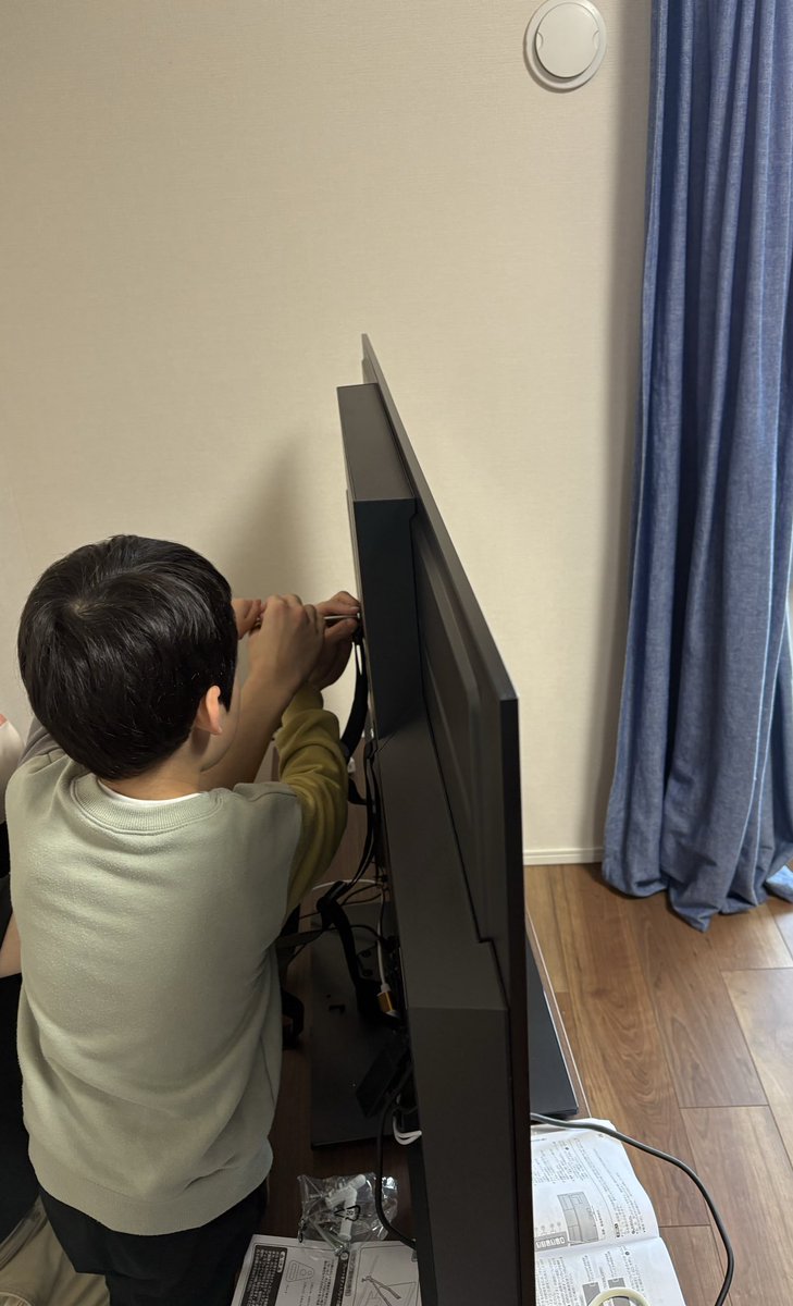 deroko223's tweet photo. 30日突如壊れたテレビ。（使用2年くらい。)紅白のない大晦日なんてと30秒で即決、組立つけると年明けになるので泣く泣くセルフ※主に夫が。
意外と戦力だっあ6歳は唐揚げとサーモンだけ食べタブレットへ。
仕事は楽しめなかったけど家族の優しさに恵まれた2025。家族を幸せにするために来年も働くぞ。 https://t.co/zdvbzDLAlA