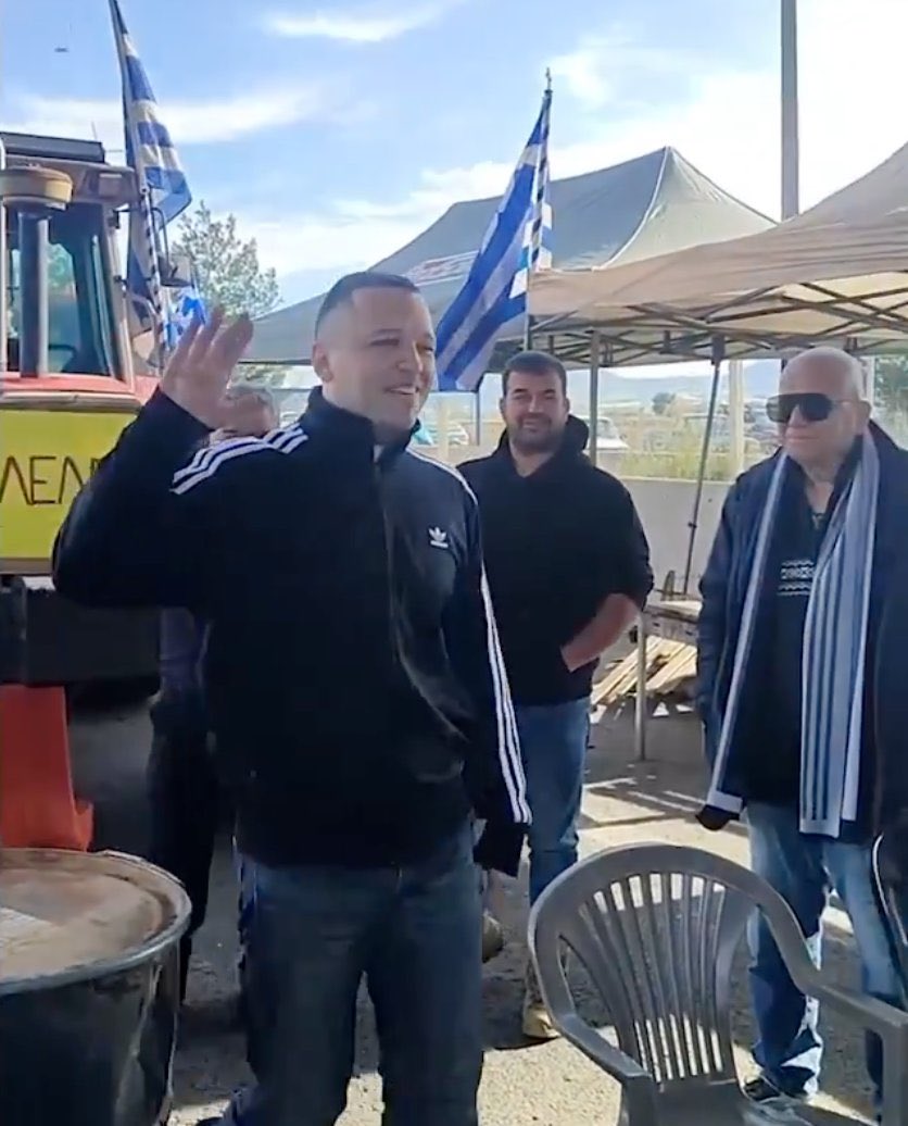 Καταλάβατε ποιοι κουβαλάνε ελληνικές σημαίες στα μπλόκα, λες και έχουμε 25η Μαρτίου ή παίζει η εθνική;
Καταλάβαμε να λέτε
#αγροτικες_κινητοποιησεις #αγροτες