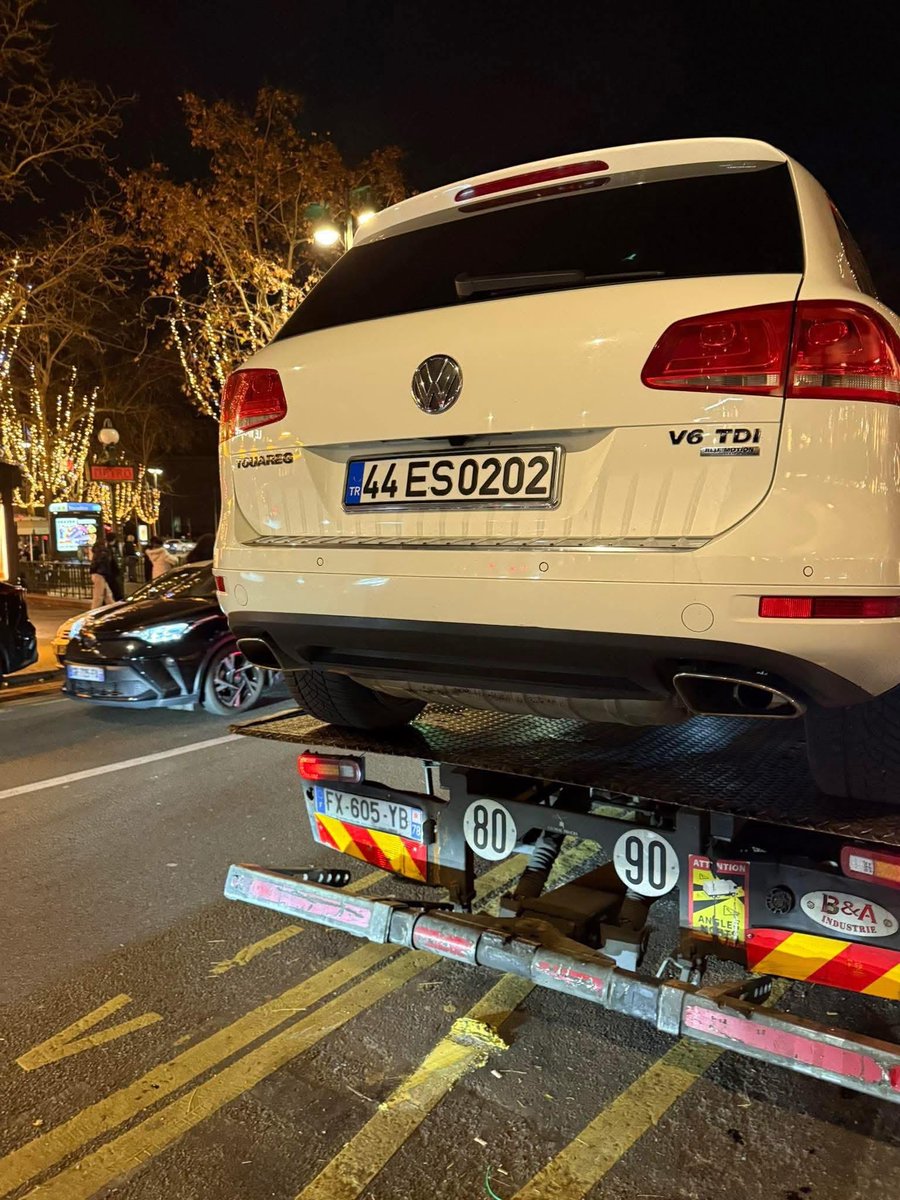 bizmalatyaliyiz's tweet photo. Malatya'dan Paris'e gelen aracı, Eyfel kulesi karşısında hatalı park nedeniyle çekmişler. https://t.co/mxb1uzlyQf