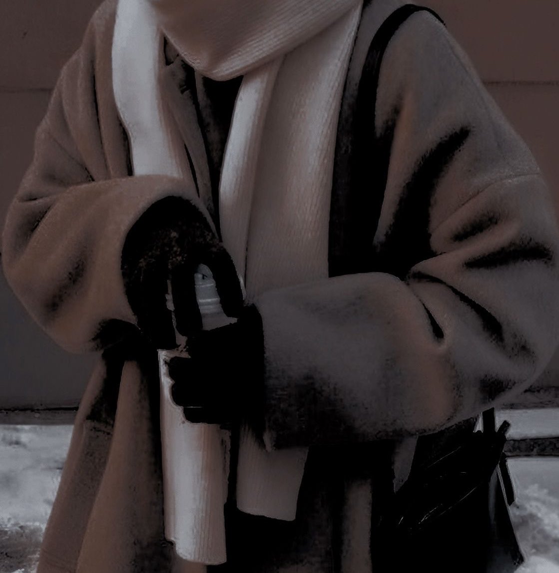 '
رحنا حيارى صامتين كأنما
للهول نحذر  عنده أن ننطقا
أكبادنا  خفاقة وعيوننا
لا تستطيع من البكا أن ترمقا
نتجاذب النظرات وهي ضعيفة
ونغالب  الأنفاس كي لا تزهقا
لو  لم  نعلل باللقاء  نفوسنا
كادت مع العبرات أن تتدّفقا
يا صاحبي  تصبّرا  فلربما
عدنا وعاد الشوق ابهى رونقا👑

#مساء_الخيرِ