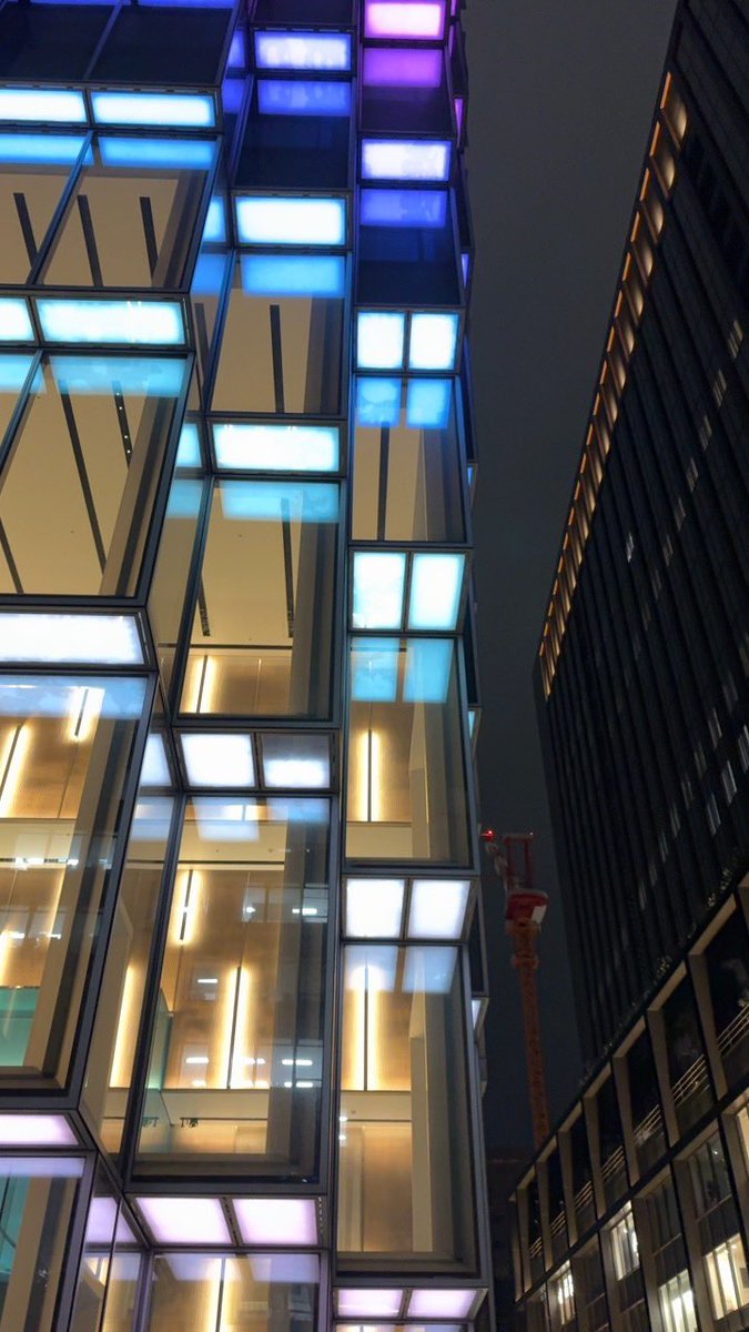 ビルの谷間の夜空を見上げ2025年にさよなら☺️👋
皆様にとって2025年はどんな1年でしたか😌
来年も素晴らしい年になりますように💫
良いお正月をお迎え下さい🎍