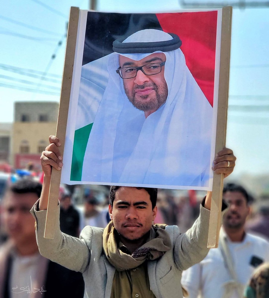 amer_thabet2021's tweet photo. من مليونية #شبوة حبيب شعب #الجنوب سمو الشيخ محمد بن زايد آل نهيان الحليف الصادق🇦🇪 حاضر بين الالاف من المتظاهرين، شعبنا الجنوبي وفي والوفاء يجري بدمه ولا ينسى وقفة الصادقين❤️ https://t.co/94QZTLxzdg