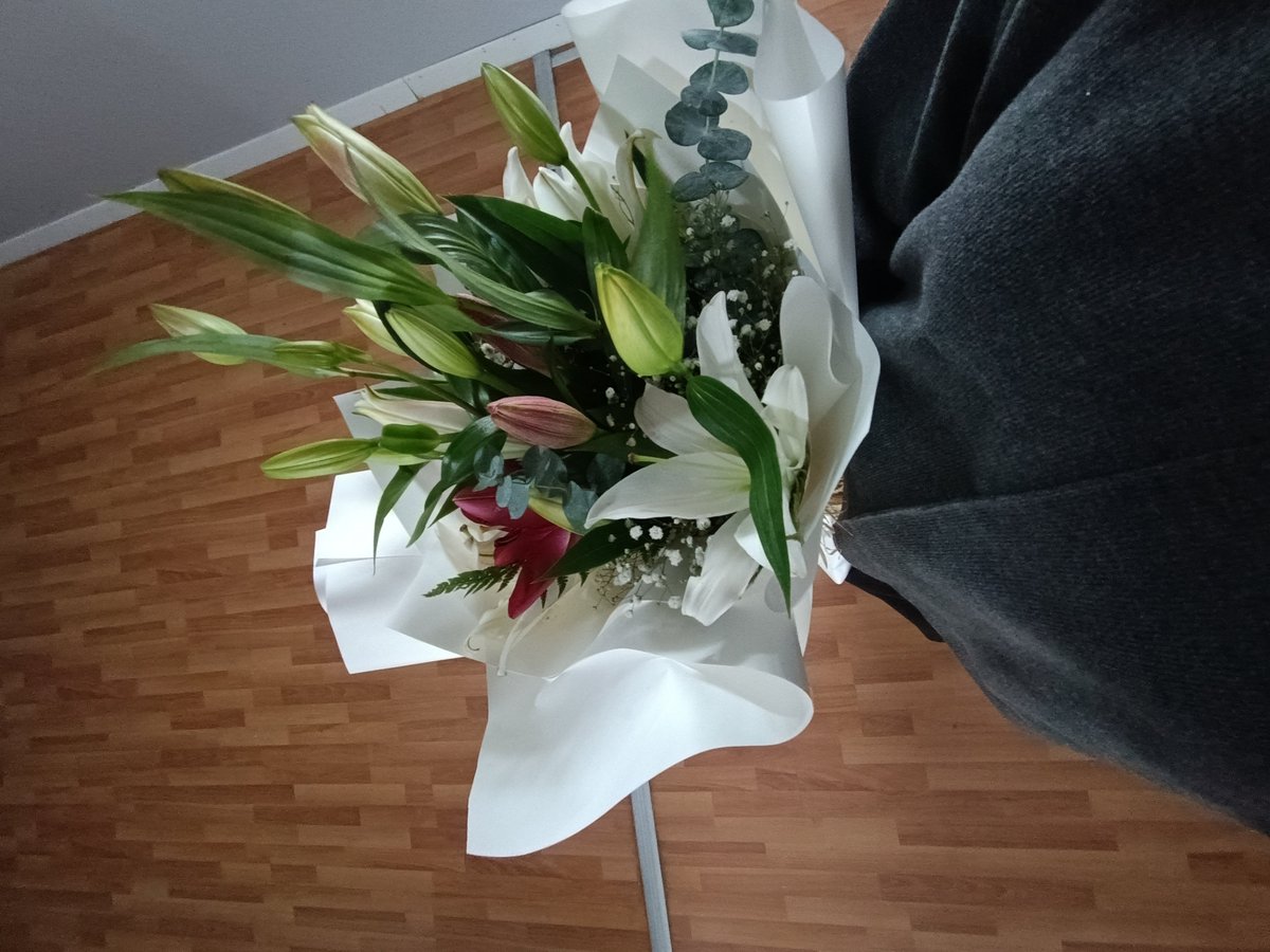 Kızlar bu nasıl tutuluyodu böyle mi