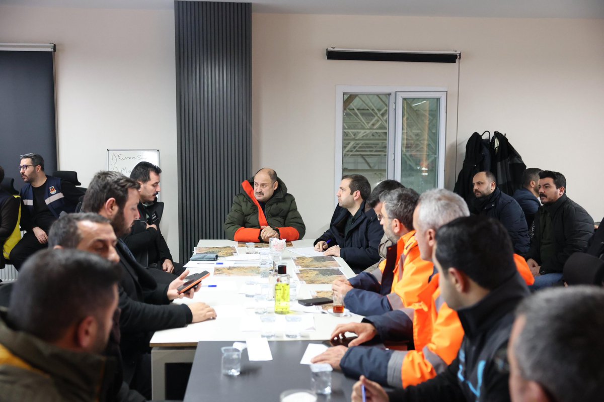 avfurkanboz's tweet photo. Kar Yağışı Durabilir, Hizmet Durmaz!

Şanlıurfa genelinde etkili olan yoğun kar yağışına karşı Büyükşehir Belediyemiz koordinasyonunda, ŞANBEL Enerji A.Ş. ekipleri 7/24 sahada.

Güvenli ulaşım ve kesintisiz hizmet için durmadan çalışıyoruz. 💪❄️