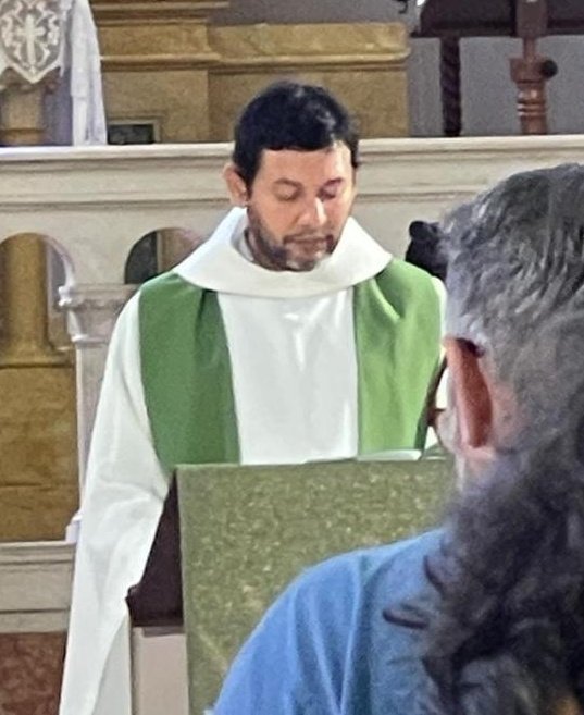 RadioGenoa's tweet image. Someone in Modena attacked a priest, Don Rodrigo, from behind, slitting his throat with a knife in broad daylight.