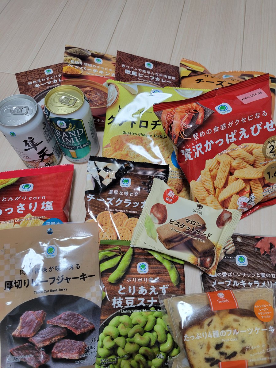 sagittariusQ's tweet photo. 大晦日ですね。
こちらは妻から頂いたコンビニ（ファミマ）3000円福袋。
自分では買わない物も入ってて嬉しい。

私は、セブンで渡しました。 https://t.co/YDlryya9fM