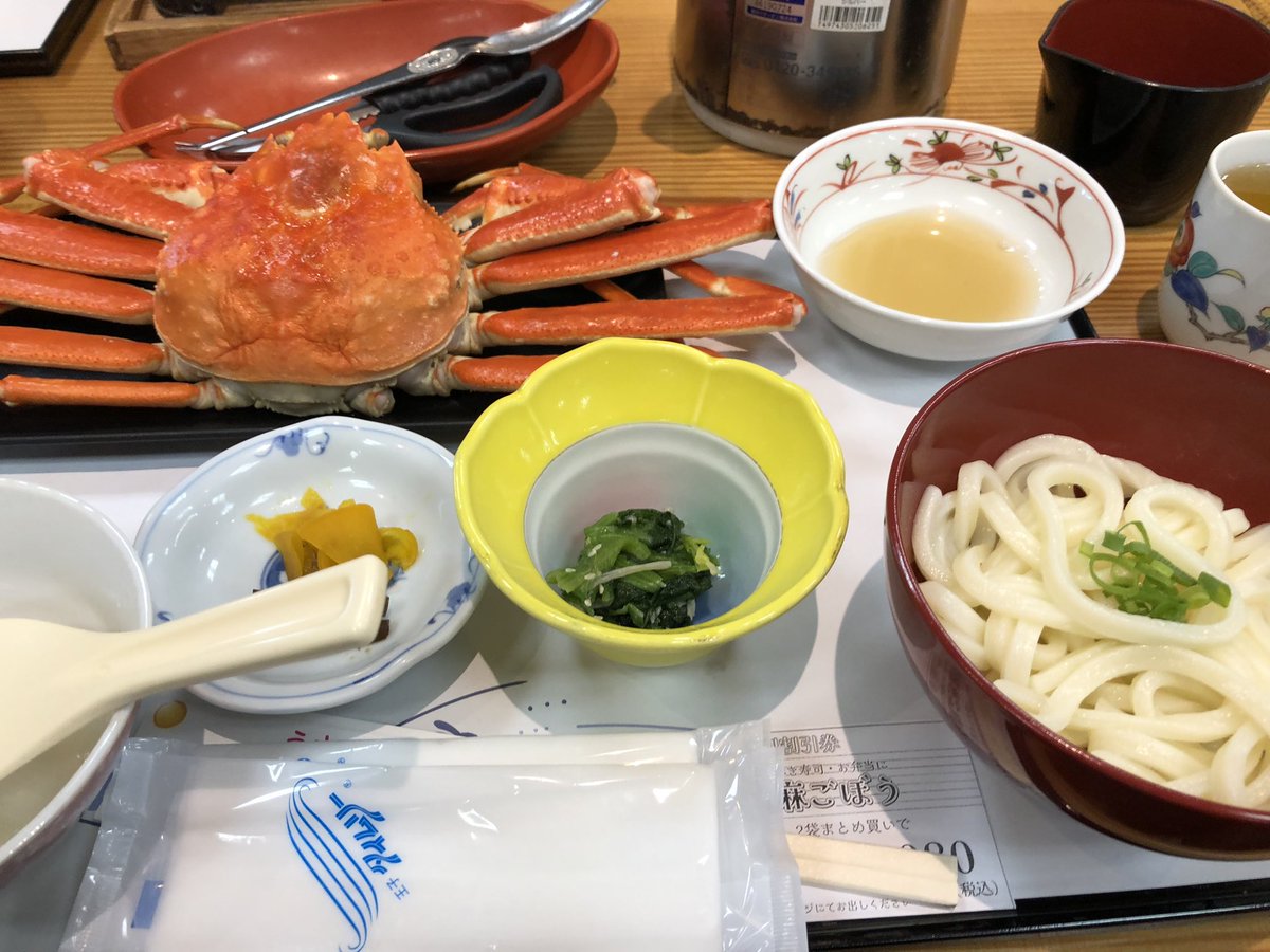 karimpani2's tweet photo. 富山三日目③
最後の昼食にも蟹を一杯。
うさぎ専門店と隣接していてうさぎグッズがたくさん。
帰りの駅で温泉旅館の土産を吊るしたツリーが。 https://t.co/9MT6op2smB