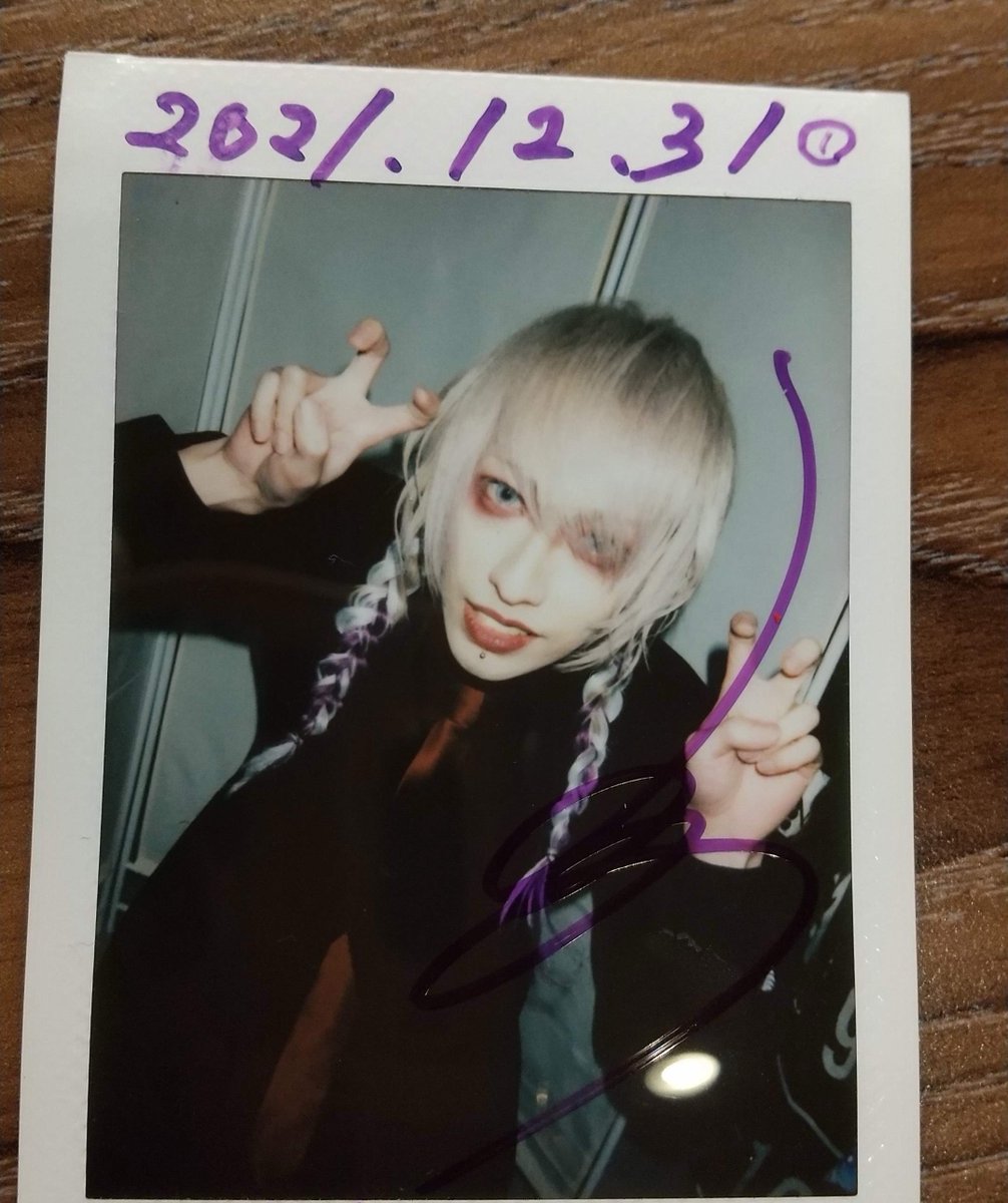 12月31日ですね わたしが初めてイザナさんの予約チェキ買った日でも