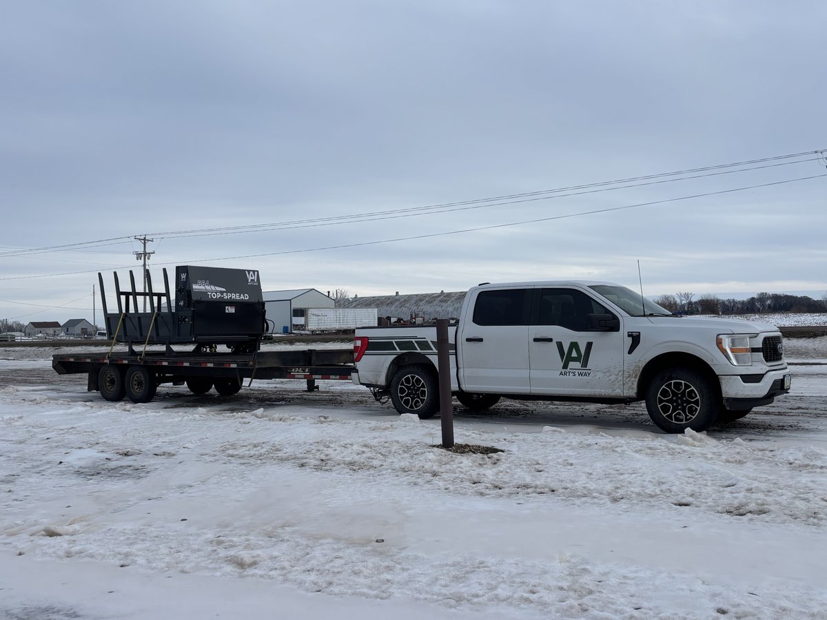 TOP-SPREADS are taking off! Check out how you can spread bedding, hay, mulch, and more from the cab of your loader here 👉 youtu.be/8mAqr9uO49w?si…