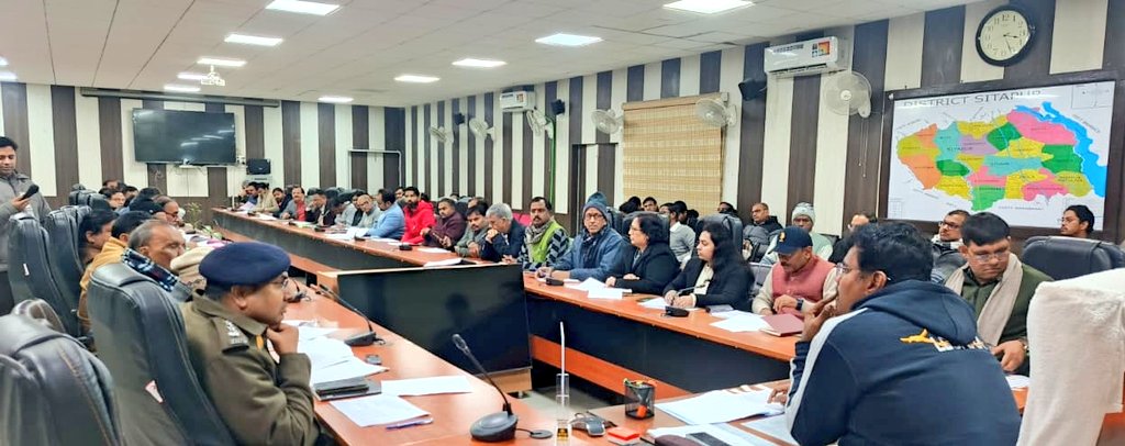 dm_sitapur's tweet photo. जिला उद्योग बन्धु समिति की बैठक के दौरान संबंधित विभागीय अधिकारियों को निर्देशित किया गया कि उद्यमियों एवं व्यापारियों की शिकायतों एवं समस्याओं का प्राथमिकता के आधार पर निस्तारण सुनिश्चित करते हुए उन्हें उद्योगों के विकास से संबंधित विभिन्न योजनाओं से लाभान्वित भी किया जाय। https://t.co/GxDd0NE5s4