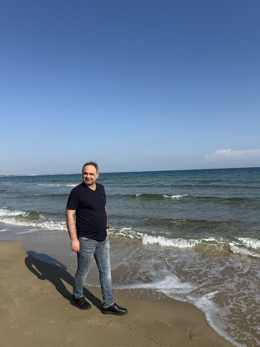 Bir yıl daha bitti! 2025 yılında yeni yerler gördüm, yeni insanlar tanıdım, yeni hatalar yaptım! 2026 yılında yine hatalar yapacam, çünkü mükemmellik soğuktur. Yine sevecem ama romantik anlamda değil. Güzel bir şarkıyı, kitabı, filmi seveceğim. #2026 yılı güzelliklerle gel…