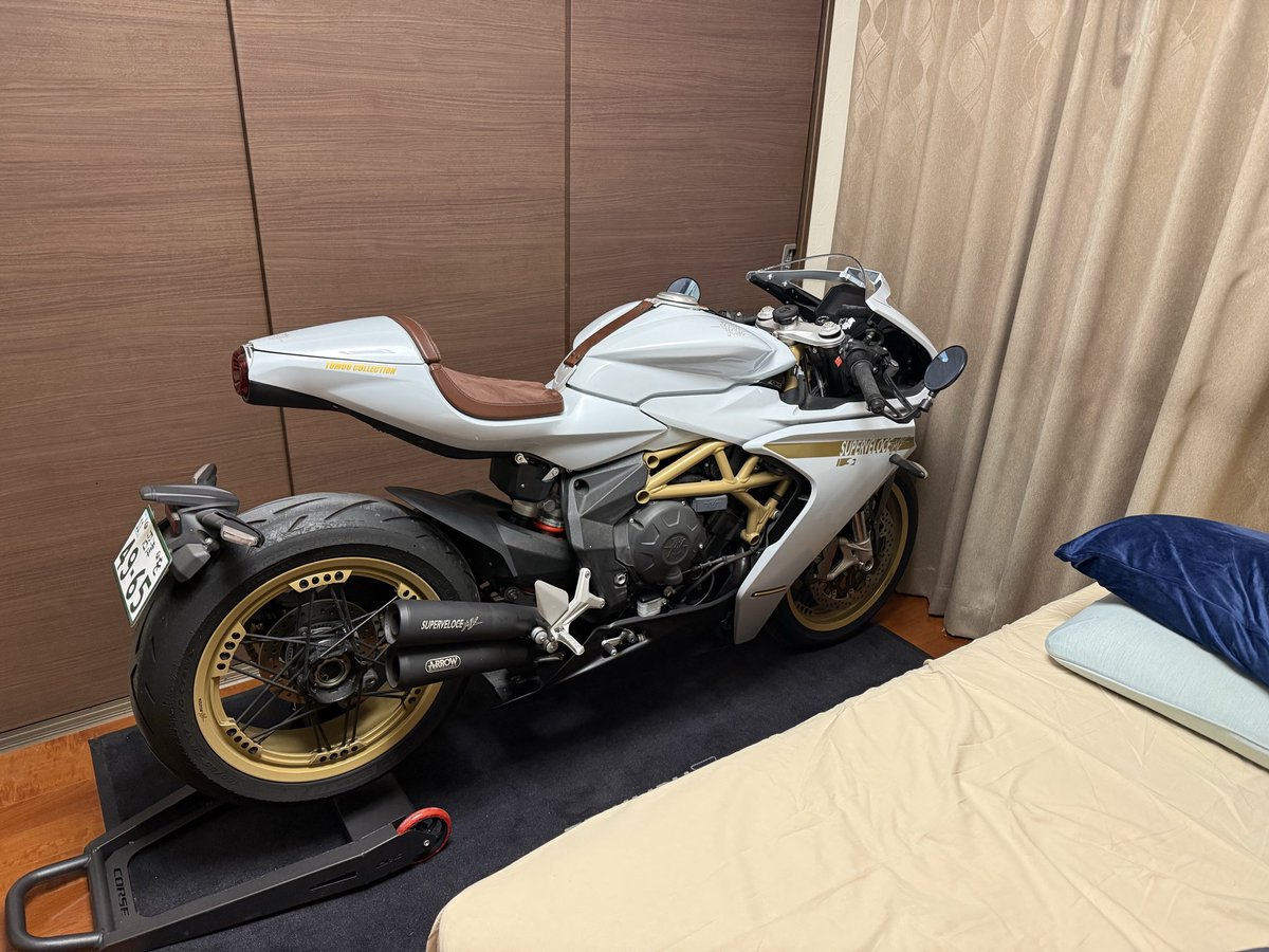 年末だもの‼️バイクだって部屋で寝たいでしょ🏍️搬入中嫁に見つかって正座ナウ
