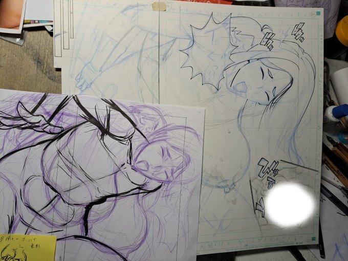 決めコマでの構図が決まらず見直し。揉んでいるオッパイの変形の具合が物足りなかったんだけど、そもそも人体のフォルムがズレていた💦 ラフ画を修正✍ 土台のカラダが歪んでたら、オッパイも決まりませんわなぁ。 