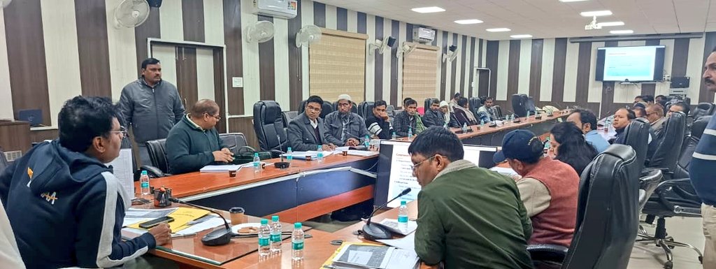 dm_sitapur's tweet photo. प्रदेश सरकार की महत्वपूर्ण योजना "एक जनपद एक उत्पाद" के अंतर्गत बिसवां में स्थापित सीएफसी के संबंध में आयोजित बैठक के दौरान सर्व सम्बंधित को निर्देशित किया गया कि सीएफसी का सुचारू संचालन सुनिश्चित करें एवं उद्यमियों को उत्पादन, प्रसंस्करण एवं पैकेजिंग की सुविधाएं उपलब्ध करायी जाय https://t.co/MXgonUoSDZ