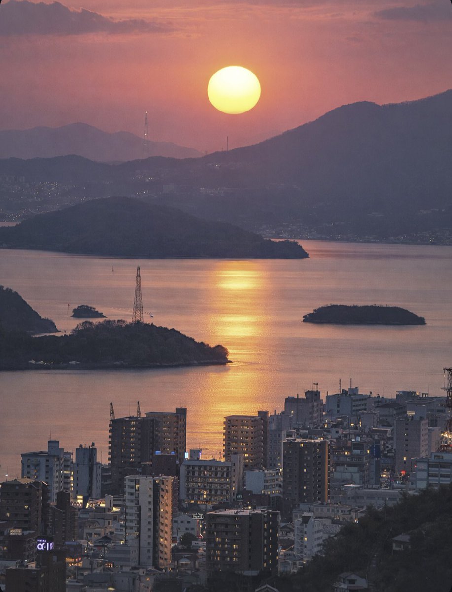 2025年もお陰様で無事営業を終えることができました。
今年も沢山のご来店ありがとうございました。

写真は浄土寺展望台からの沈む夕陽です。とても大きく綺麗でした🌅

新年は月曜日ですが5日からの営業です。
2026年午年🐴もよろしくお願い致します。