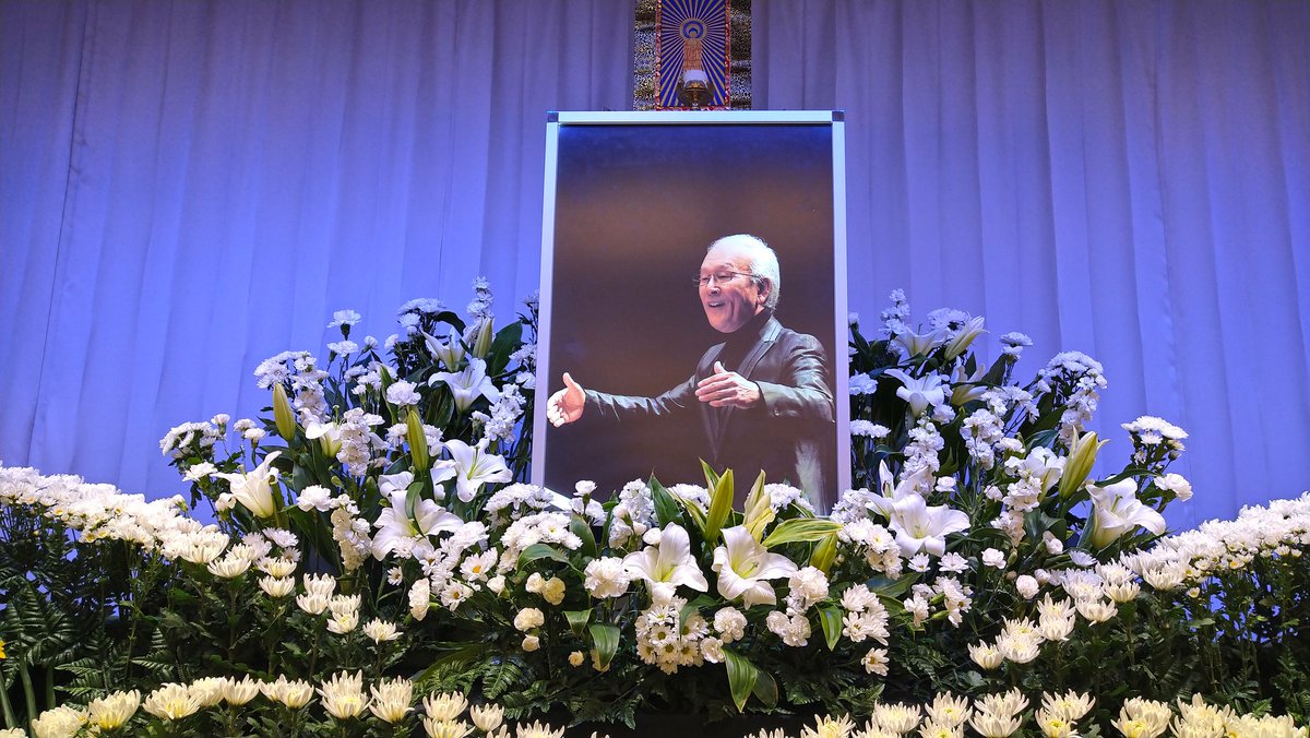 greenecho_jp's tweet image. 名古屋少年少女合唱団を率いてきた水谷俊二先生が12月29日急逝されました。享年88歳。本日、少年少女の歌うロイド・ウェバー「ピエ・イエズ」に見送られ、辛いお別れとなりました。
グリーン・エコーは声楽家として、児童合唱指揮者として、大変お世話になりました。謹んでお花を出させて頂きました。