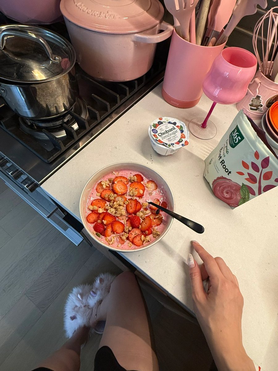 jayrdark's tweet image. Pinkish morning🩷 Strawberry yogurt bowl🍓