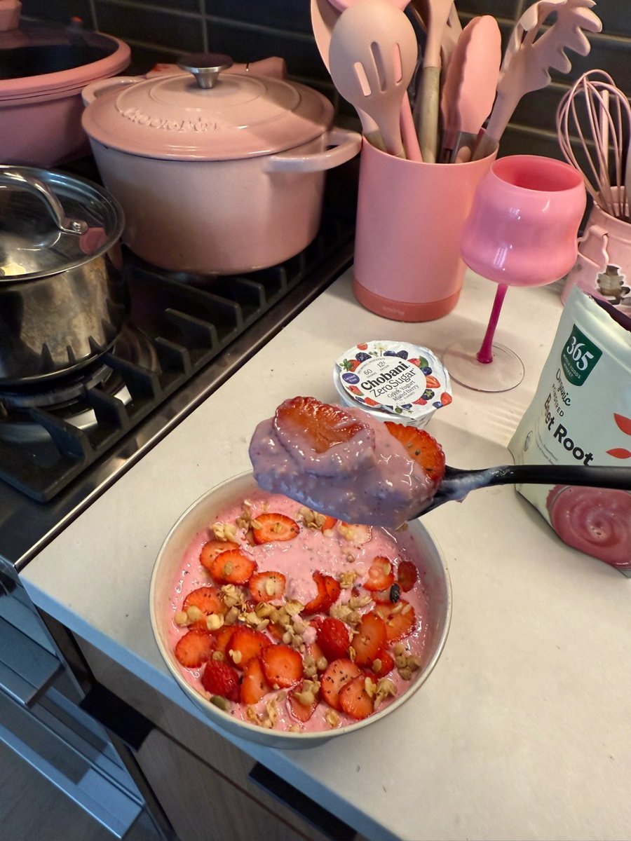jayrdark's tweet image. Pinkish morning🩷 Strawberry yogurt bowl🍓