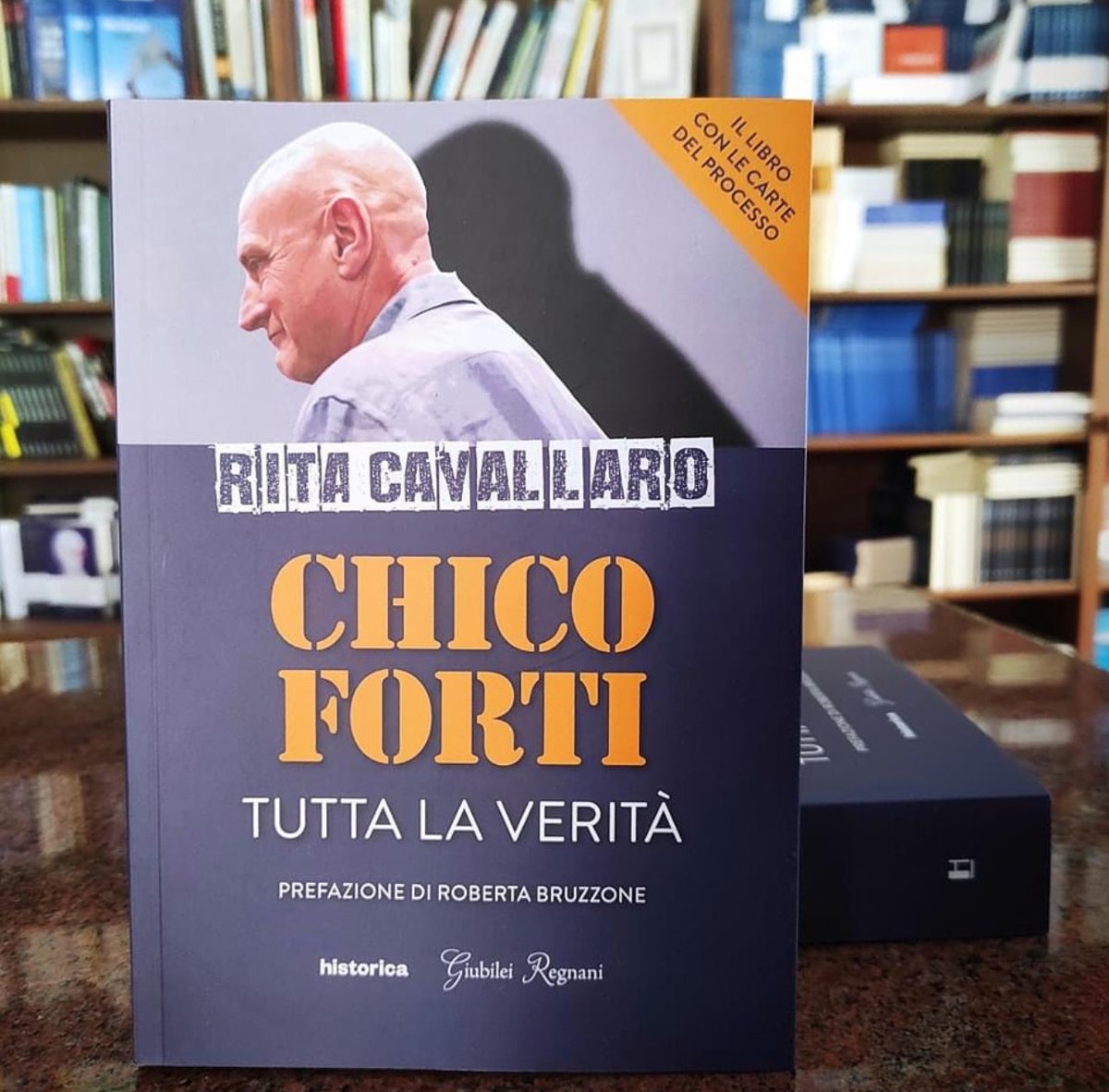 Rita_Cavallaro's tweet photo. Finalmente #ChicoForti, dopo oltre 25 anni di carcere senza uno straccio di prova, ha ottenuto i permessi per lavorare fuori dalla prigione. Un primo passo verso la libertà, a un uomo a cui è stata rubata la vita il 15 giugno 2000, quando la giudice di Miami Victoria Platzer pronunciò la condanna all’ergastolo senza possibilità di condizionale con queste parole: «La Corte non ha le prove che lei, signor Forti, abbia materialmente premuto il grilletto, ma ho la sensazione al di là di ogni dubbio che lei sia stato l'istigatore. I suoi complici non sono ancora stati trovati, ma lo saranno un giorno e seguiranno il suo destino. Portate quest'uomo al penitenziario federale di Stato, lo condanno all'ergastolo senza condizionale». Una condanna senza prove, ma per sensazione, al culmine di un processo incredibile, in cui il reato di truffa, dal quale Chico era stato prosciolto, fu illegittimamente, e in violazione di uno dei principi costituzionali americani, utilizzato come movente. I presunti complici non furono mai cercati. Anzi, uno dei maggiori sospettati, il criminale tedesco Thomas Knott, divenne teste come Chico in cambio dell’immunità da tutte le accuse. 
Per chi volesse conoscere la vera storia, basata sugli atti e con le trascrizioni esclusive del processo, c’è il mattone di oltre 500 pagine: Chico Forti. Tutta la verità.