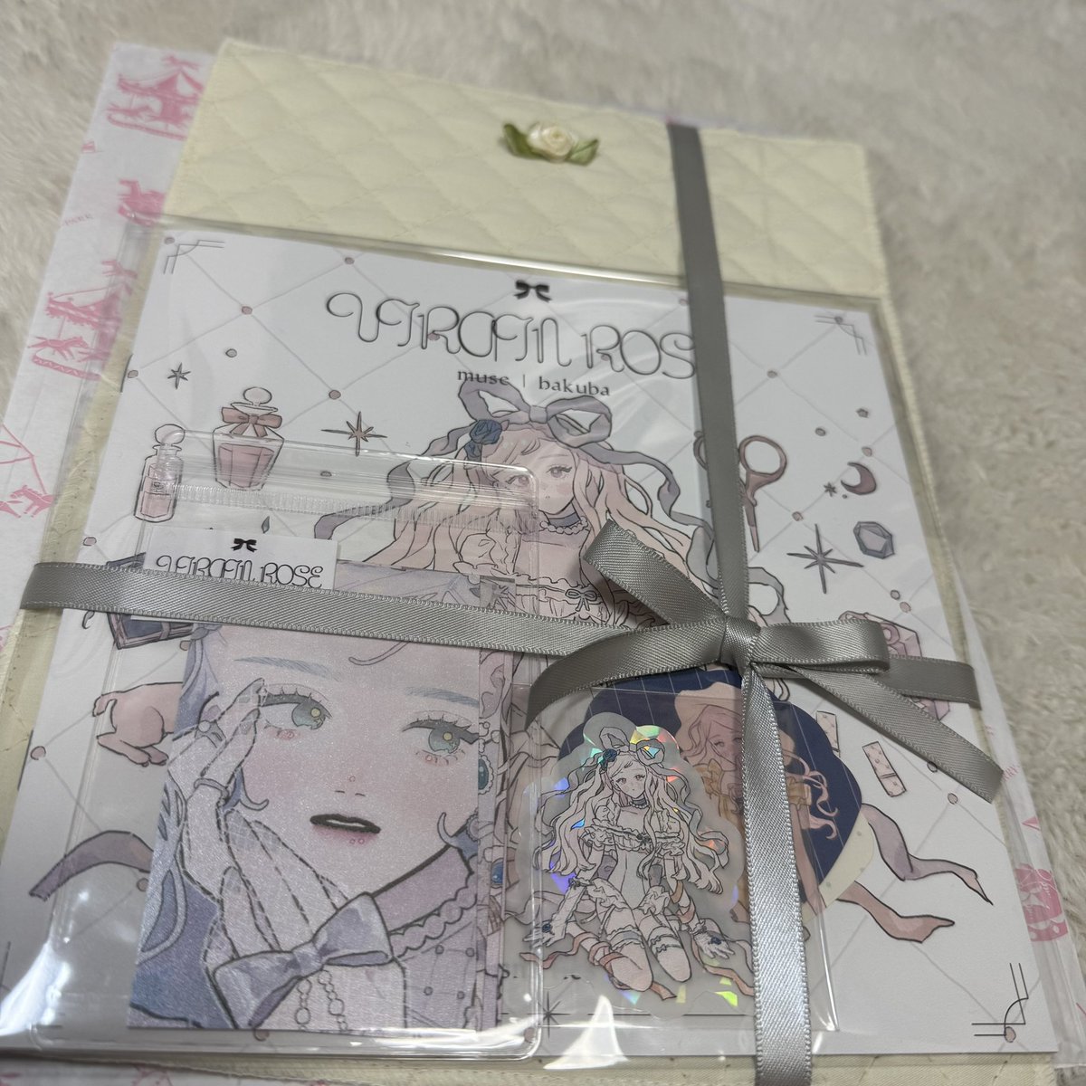 2hy_35's tweet image. @a ちょと前に届いておりました〜〜〜！！めちゃかわいい梱包で嬉しいです、、個展のスペースとかお会いした時の巴さんのかわいい雰囲気そのままの梱包🎀中の感想はalt