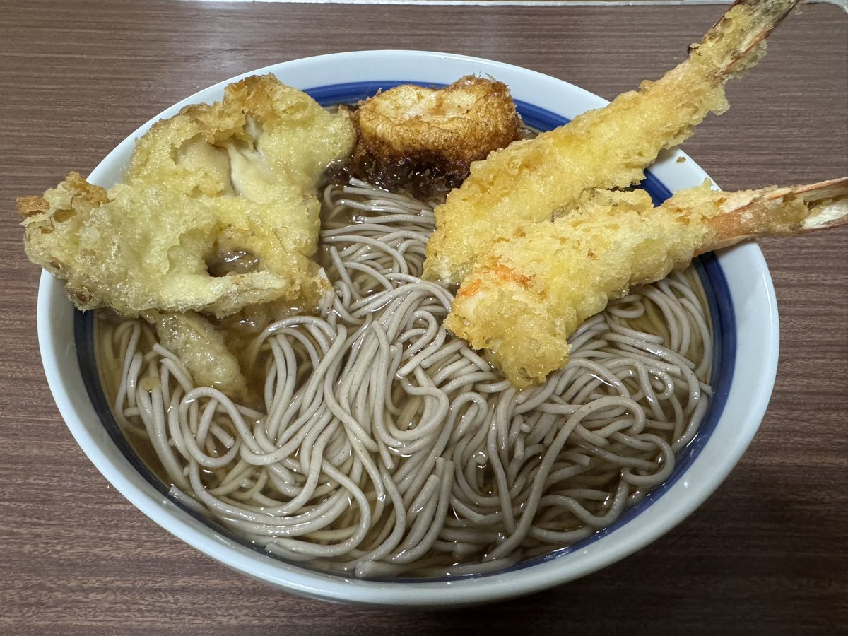 SuishoNinja's tweet photo. 年越し蕎麦を作りました。
天ぷらも自分で。
2枚目は半熟卵の天ぷら。
皆様良いお年を。
現在準備中の絵を、一月にはアップできたら嬉しいです。
#年越し蕎麦 https://t.co/0afLPgSPTJ