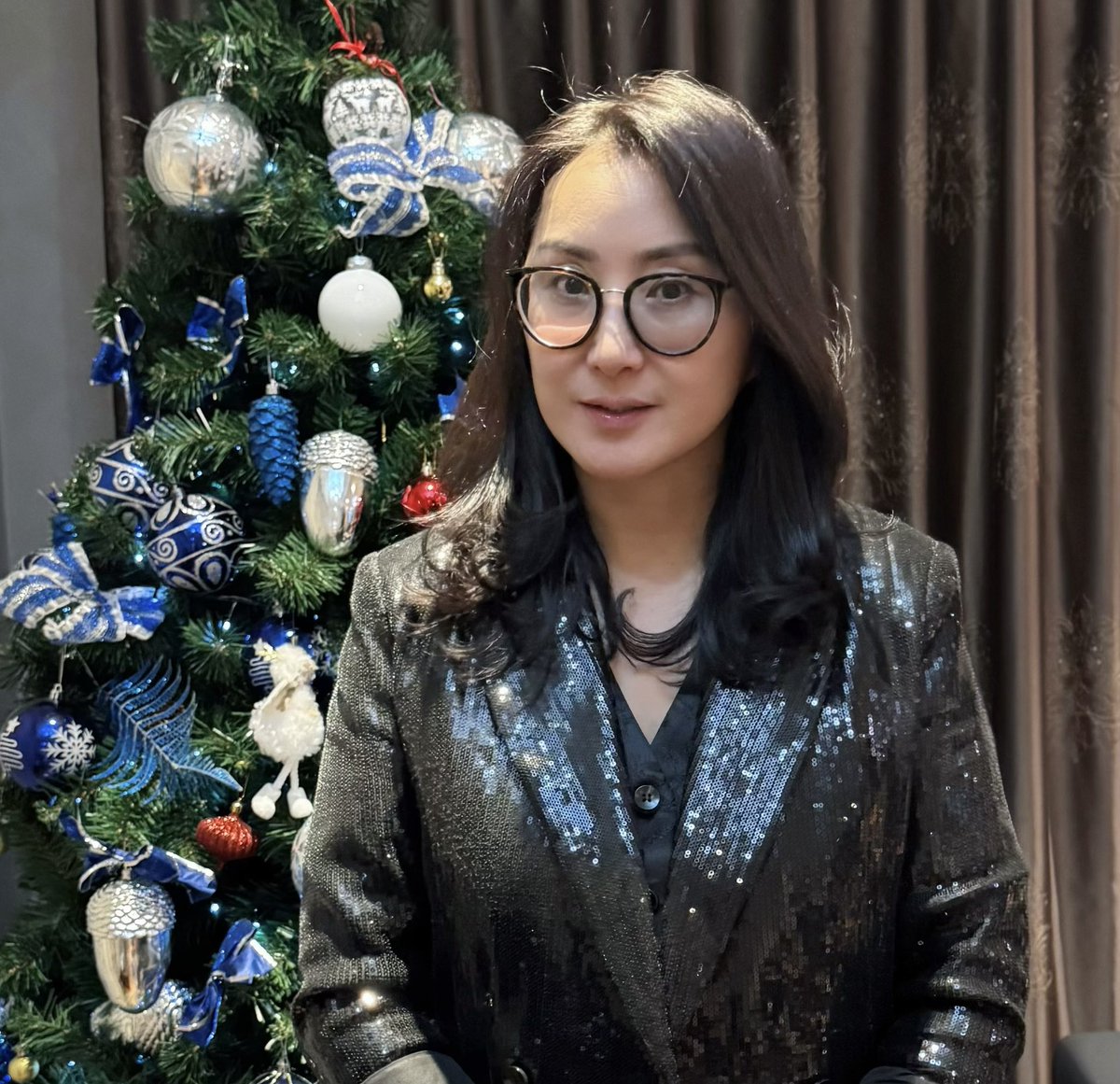 2025 он Та бидний амьдралд олон өөрчлөлтийг авчирсан онцгой жил байсан нь маргаангүй😅

Асуудал бэрхшээл хэдий их ч ардчилал өөрийгөө засварлан, сайжруулж чаддагаа харуулсан нь ч бас үнэн💪

Ирэх жил ч мөн бидэнд авлига, ядуурал, ажилгүйдэл гэх мэт олон хүнд сорилтыг тулгах нь