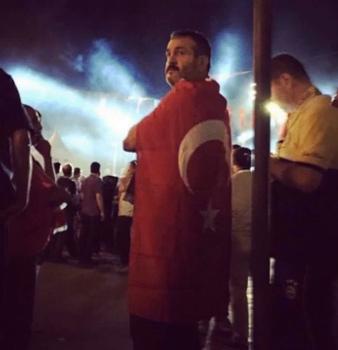 Bizi hiçbir zaman yanlışa yönlendirmedin. 

Önce vatanınız, aileniz sonra Galatasaray dedin. Yel kayadan sadece toz alır. 

Ölene dek seninleyiz. <a href="/SebahattinReis/">Sebahattin Şirin</a>