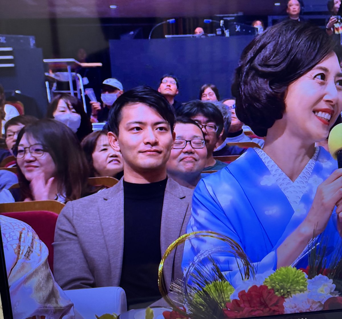 JKr8byxe's tweet photo. 松嶋菜々子さんの後ろの男性カッコいいー😂 https://t.co/pfMmG6ol4o