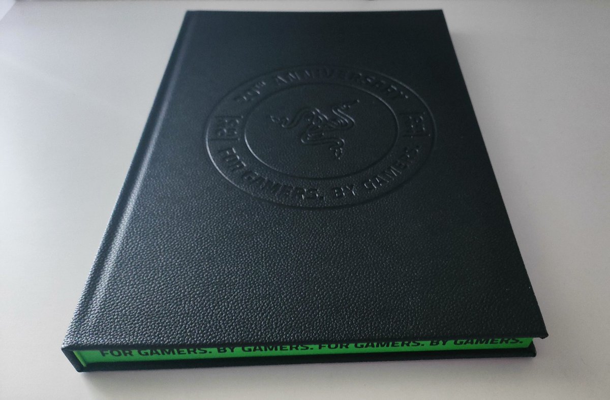 loris83756's tweet photo. Thank you very much to @Razer for this exceptional artbook!
Honored to have won it on the occasion of their 20th anniversary 💚 https://t.co/lq3bIGO7Qp