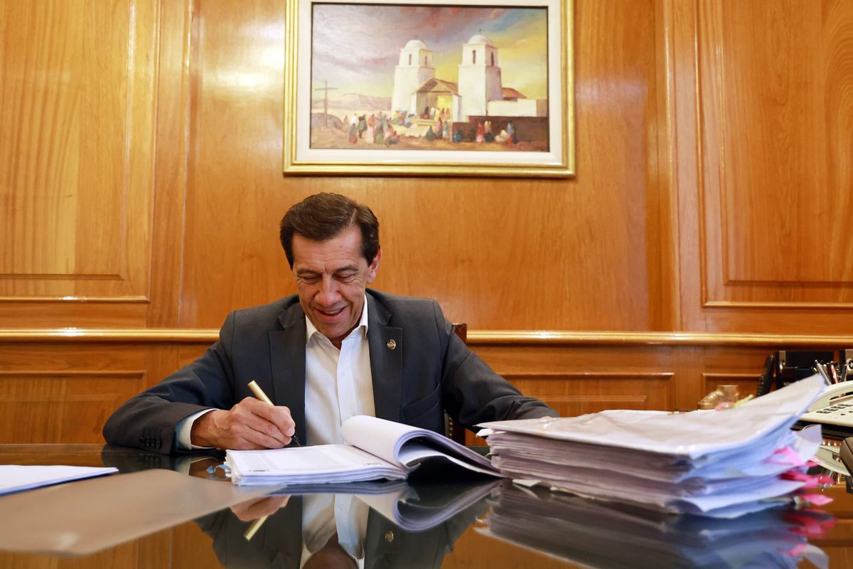 ASCENSOS DE POLICÍAS Y PENITENCIARIOS

Quiero contarles que ya firmé el decreto de Ascensos de Personal Policial y Penitenciario de Jujuy.

2.679 efectivos ascienden a sus grados inmediatos superiores y cobrarán los haberes correspondientes con sus sueldos de enero.