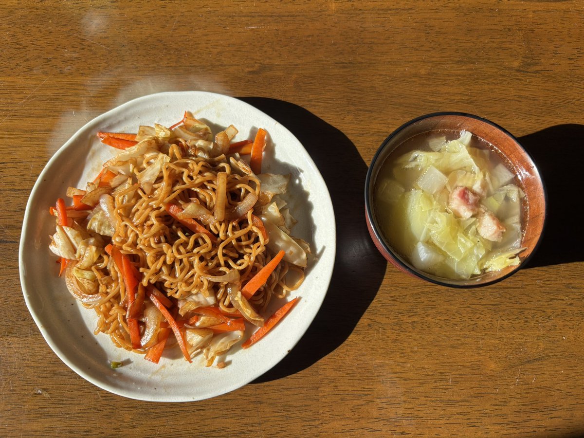 Reo_tommy's tweet photo. 実家での飯作り
野菜炒め
溶き卵味噌汁
焼きそば
キャベツのコンソメスープ

今年も大して上達せず
良いお年を

#男飯 #自炊記録 #料理 #料理記録 #おうちごはん #おうちごはん𓎩𓌉𓇋 #単身赴任 #炭水化物 #野菜 #バランス #運動 #ランニング #ダイエット #カロリー #玄米 #タンパク質 #年末年始 #帰省 https://t.co/R1Nc65AK9V