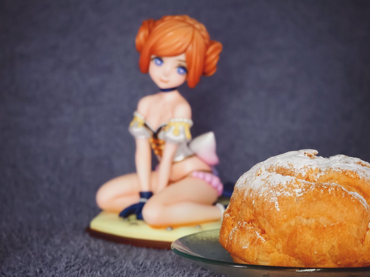 ショコ・シェリー
原型: Windflower ちかい様 ( <a href="/chikaiDD/">ちかい</a> )

先日のショコシェリーを塗ろう会から仕上げて完成させました！
夜空×シュークリームっ娘をイメージした夢かわカラーリングにしました！
頭頂部はシュガーパウダー、リボンの裾は煌めく星をラメを盛って再現しています✨

↓続きます