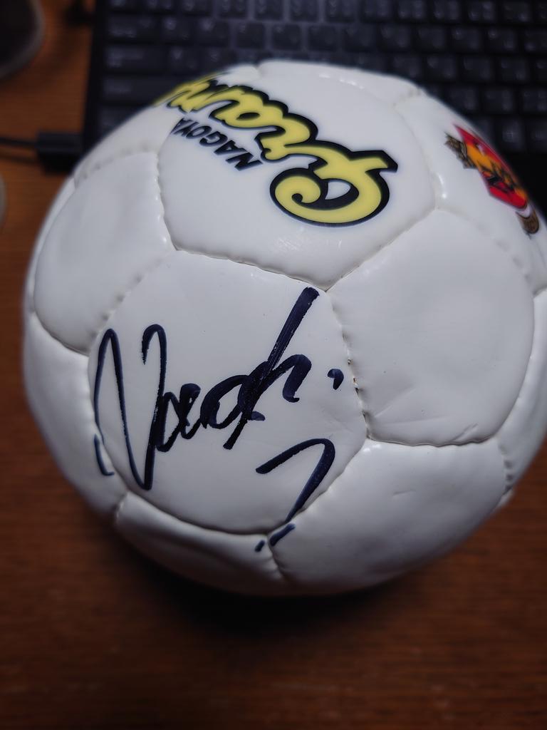 名古屋グランパスがJ1優勝した際の記念ミニボールです。（直志サイン