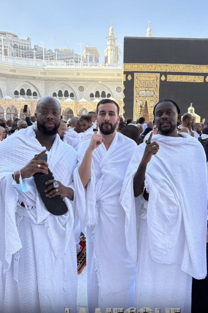 BeMarjinal's tweet image. Guy2bezbar en plein pèlerinage à La Mecque ! 🕋