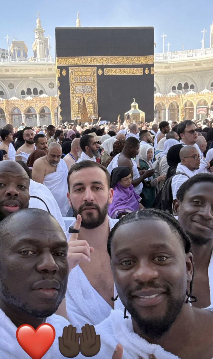 BeMarjinal's tweet image. Guy2bezbar en plein pèlerinage à La Mecque ! 🕋