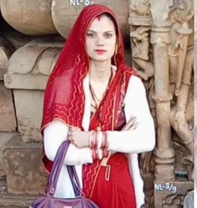 Delhiite_'s tweet photo. Two States, Two Brides, Same Story: Marriage Turns Deadly as Dowry Demands End in Alleged Murders.

1. Muzaffarpur: A newly married woman Khushbu Kumari (28) was found dead on her bed just 5 months after marriage.
- Her Father alleges ₹51 lakh cash and ₹70 lakh jewellery were given at marriage. After 2 months, husband, his parents tortured Khushbu, pressuring for Fortuner car and Delhi–Patna flat. Police probing.

2. Dholpur: A 25-year-old 8 months pregnant woman, Anjana, died under suspicious conditions.
- Her parents allege she was poisoned for extra dowry. Married for 4 years to Deva Saini.

👉 Police has begun investigation.