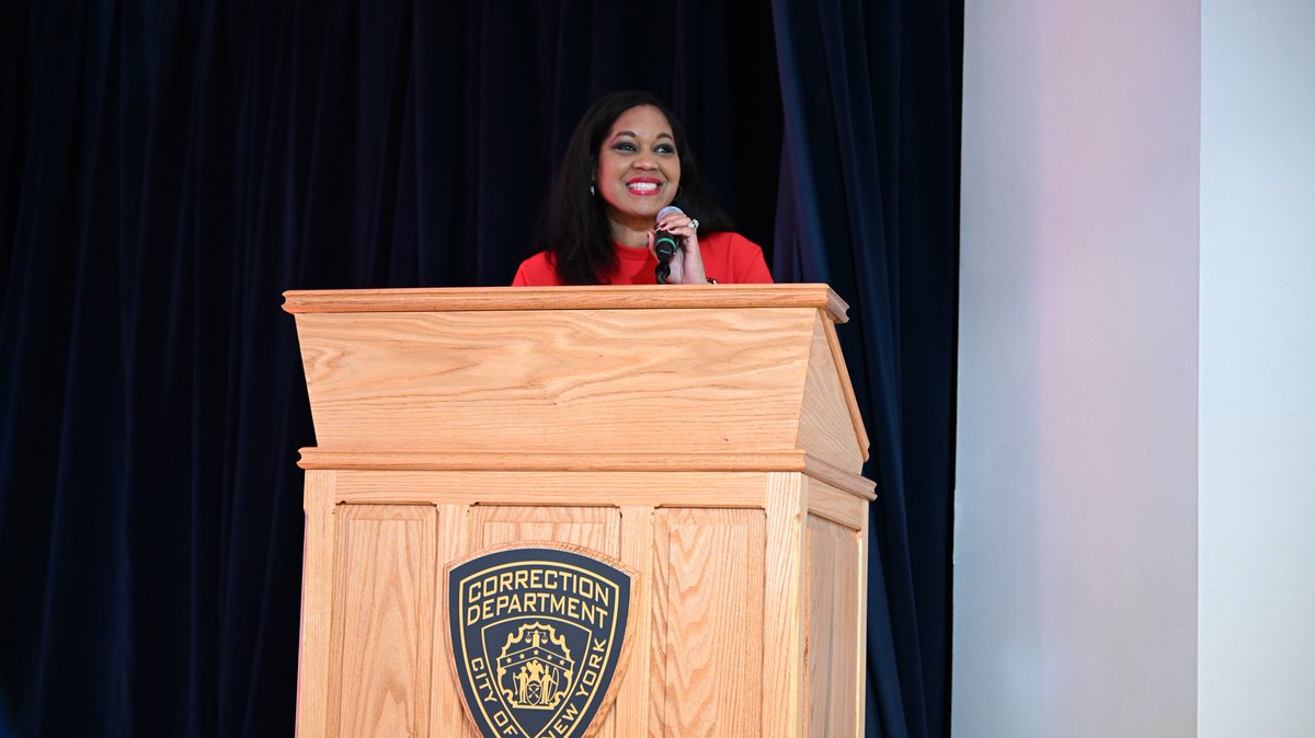 CorrectionNYC's tweet image. #NYCDOC staff and people in custody received warm and “cool” well-wishes for the holidays on Dec. 22 during a surprise visit from Grammy Award-winning and Rock &amp;amp; Roll Hall of Fame rapper, actor, author, and entrepreneur @LLCOOLJ. Read more at bit.ly/4qwL0Jw.