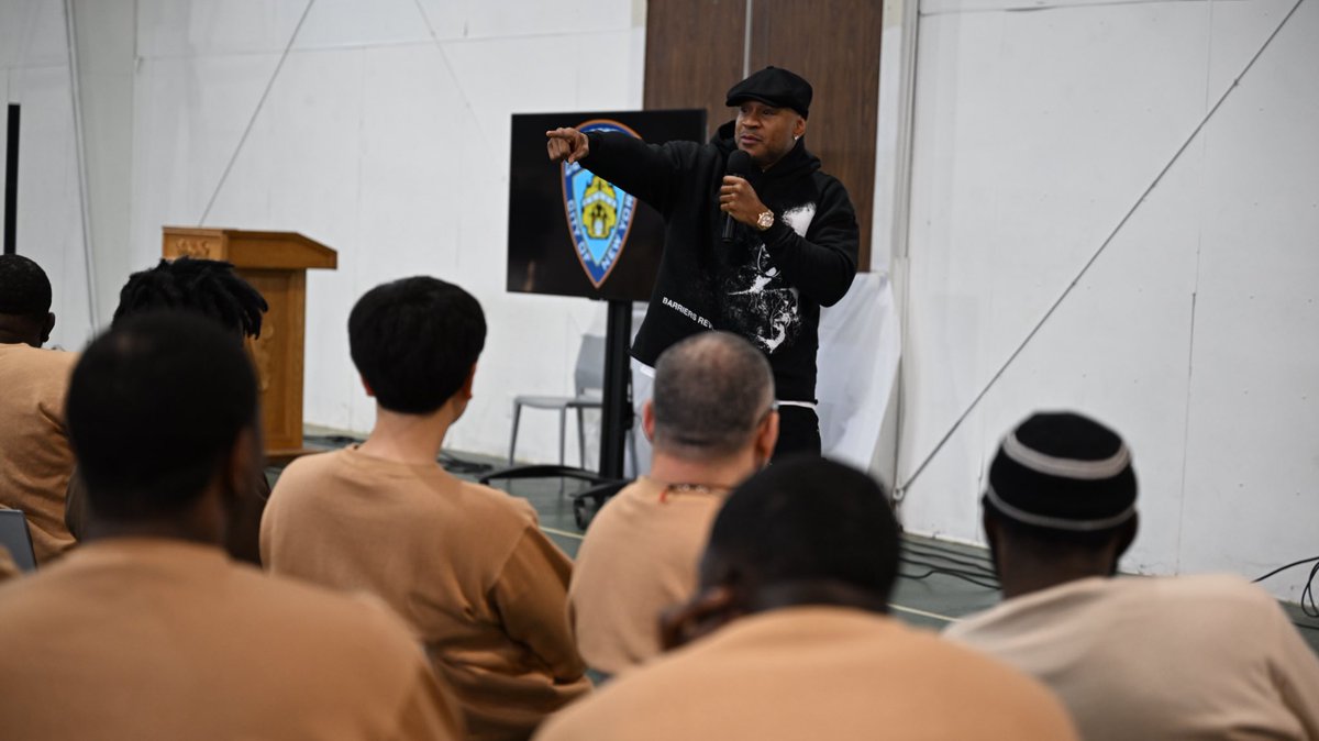 CorrectionNYC's tweet image. #NYCDOC staff and people in custody received warm and “cool” well-wishes for the holidays on Dec. 22 during a surprise visit from Grammy Award-winning and Rock &amp;amp; Roll Hall of Fame rapper, actor, author, and entrepreneur @LLCOOLJ. Read more at bit.ly/4qwL0Jw.