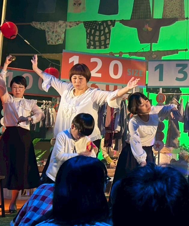 2025年もお世話になりました。
長年えぽんずのえほんの会をやらせていただいた「ぞうしがやこどもステーション」の閉幕。
うたうははごころにて舞台芸術祭「秋の隕石」に出演。
産後、初めて「舞台」に立ちました。そして子と共演(笑)
今年も楽しかったです。
お世話になりました。
良いお年を。