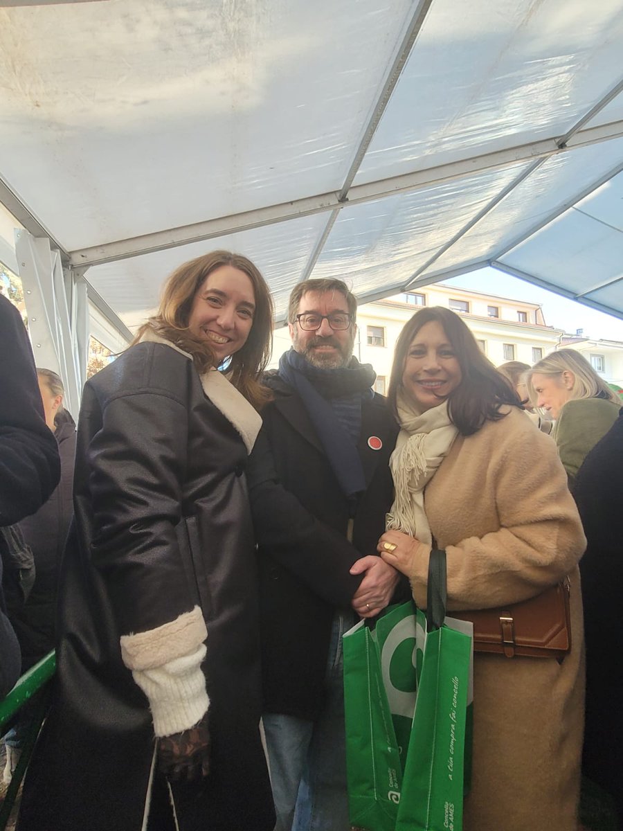 AlexEspinosaGZ's tweet image. En Ames xa demos "comezo" ao ano coas #prebadaladas habituais.

Aquí coas minhas compis do BNG de Ames, @naticouceiro  e Escarlata Pampín.

Boa entrada de ano, non levar un golpe e que todo vos vaia bonito! 🫶