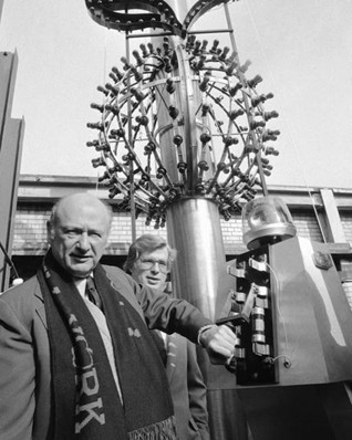 schoolwise's tweet image. In Taft’s time: The first Times Square New Year’s Eve ball dropped on December 31, 1907. Designed by Ukrainian immigrant Jacob Starr, the iron and wood ball weighed 700 pounds and boasted 100 25-watt light bulbs. #TimesSquarehistory,#OutoftheTubJosel,#JacobStarr,#UShistory