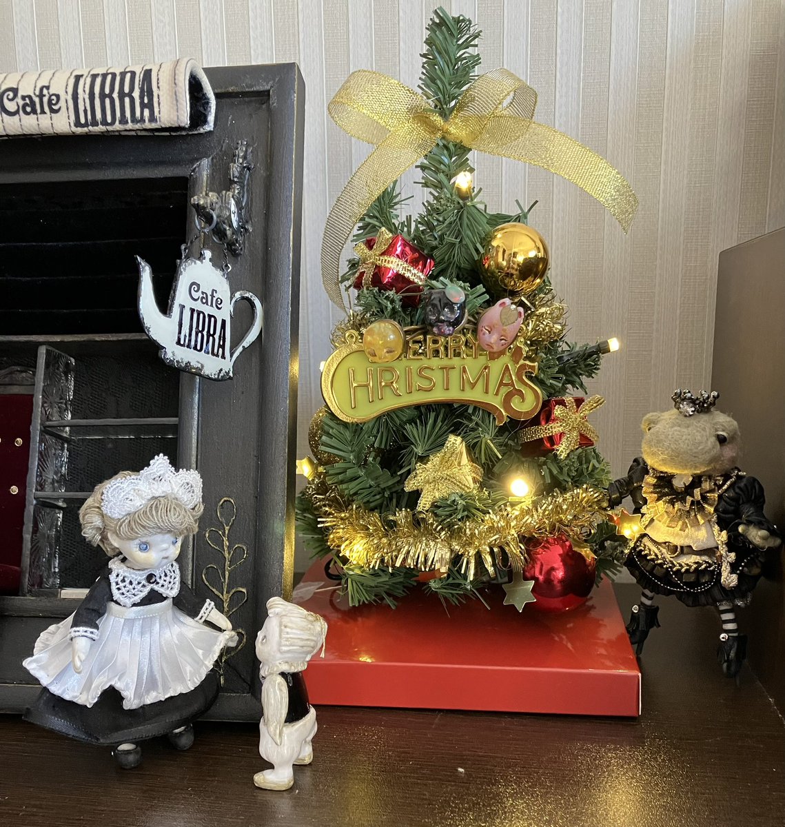 旅の途中で出会った
移動カフェ｢Cafe Libra｣
🐸私の国で休んでいってください
素敵なカフェにみんな大喜び
石の子オプシディアンが手伝いをすることに
聞けば店主のリブは昔生き別れた弟を探して移動カフェをしているそう
人々の笑顔と幸せを守りたいカエル王子であった