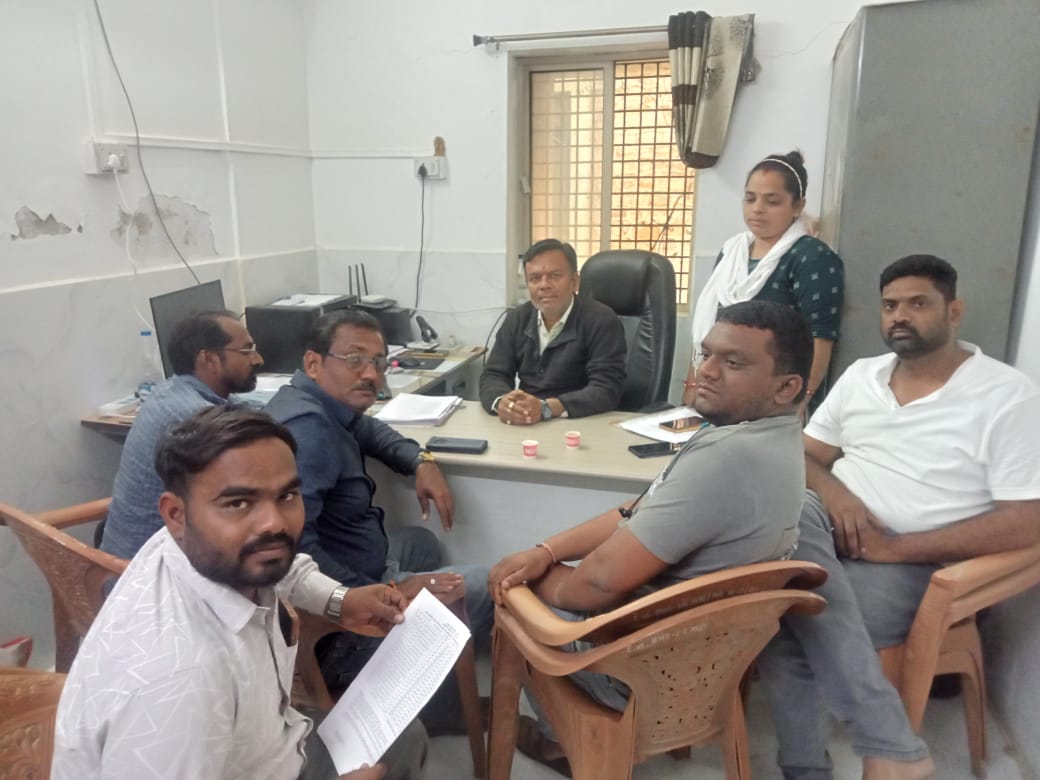 તાલુકા હેલ્થ ઓફિસ લીંબડી ખાતે તાલુકા હેલ્થ ઓફિસરશ્રી ડો.હર્ષિત સોલંકી સાહેબ દ્વારા તાલુકાના મેડિકલ ઓફિસરશ્રી, મેલ ફીમેલ સુપરવાઈઝરશ્રી, આર.બી.એસ.કે મેડિકલ ઓફિસરશ્રીઓ તથા ઓપરેટરશ્રીઓની કામગીરી સમીક્ષા મીટીંગ આજરોજ રાખવામાં આવેલ.